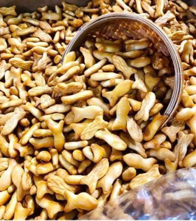 Bánh cá...giá 8000/túi. 35.000/ xâu ..48.000/kg