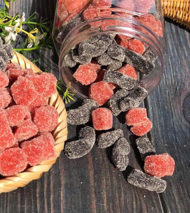 Kẹo dâu ..giá 8000/ túi. 35.000/ xâu ..45.000/kg